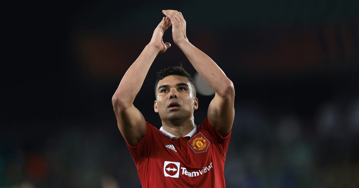 Manchester United midfielder Casemiro clapping hands above his head.